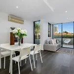 Will1 - Stylish 2-Bed 2-Bath Oasis In Crows Nest Village