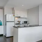 Will1 - Stylish 2-Bed 2-Bath Oasis In Crows Nest Village